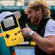 Logan Paul a enfermé 15 couleurs Game Boy dans de la résine pour faire une table Pokémon et les gens sont fous 1 Écoute mon frère, je suis sur le point de te geler.